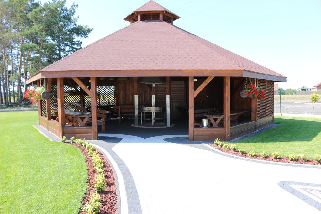 Bialy Dwor Bed & Breakfast Rychwal Bagian luar foto