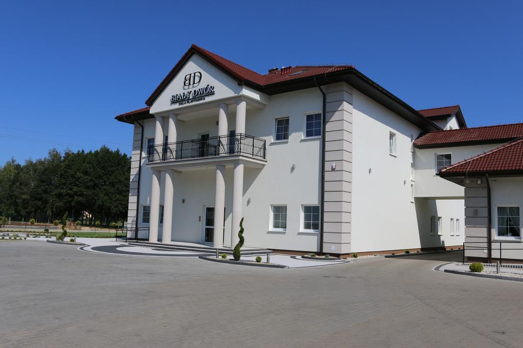 Bialy Dwor Bed & Breakfast Rychwal Bagian luar foto