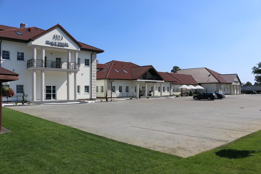Bialy Dwor Bed & Breakfast Rychwal Bagian luar foto