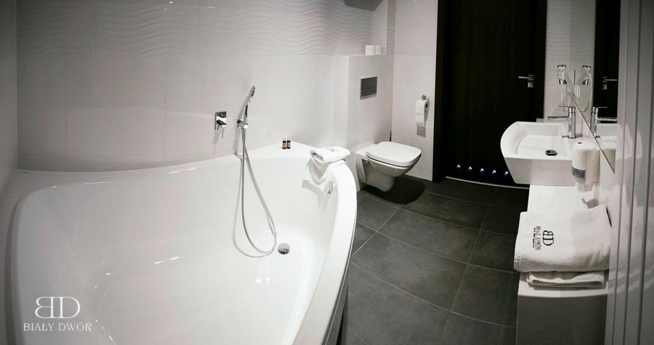 Bialy Dwor Bed & Breakfast Rychwal Bagian luar foto