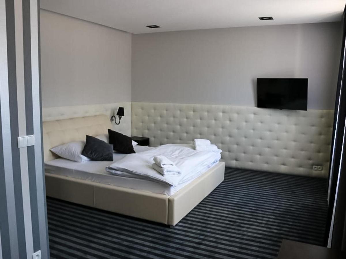 Bialy Dwor Bed & Breakfast Rychwal Bagian luar foto