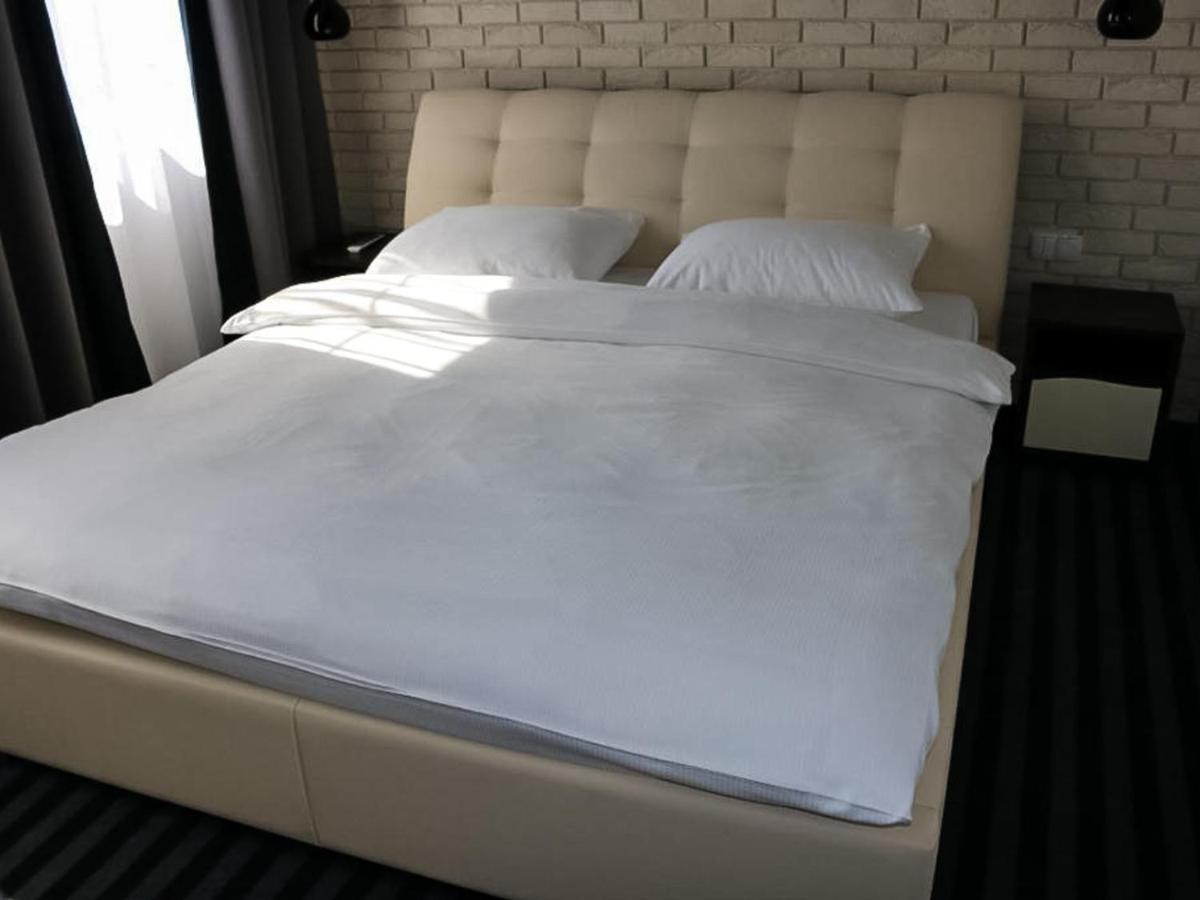 Bialy Dwor Bed & Breakfast Rychwal Bagian luar foto