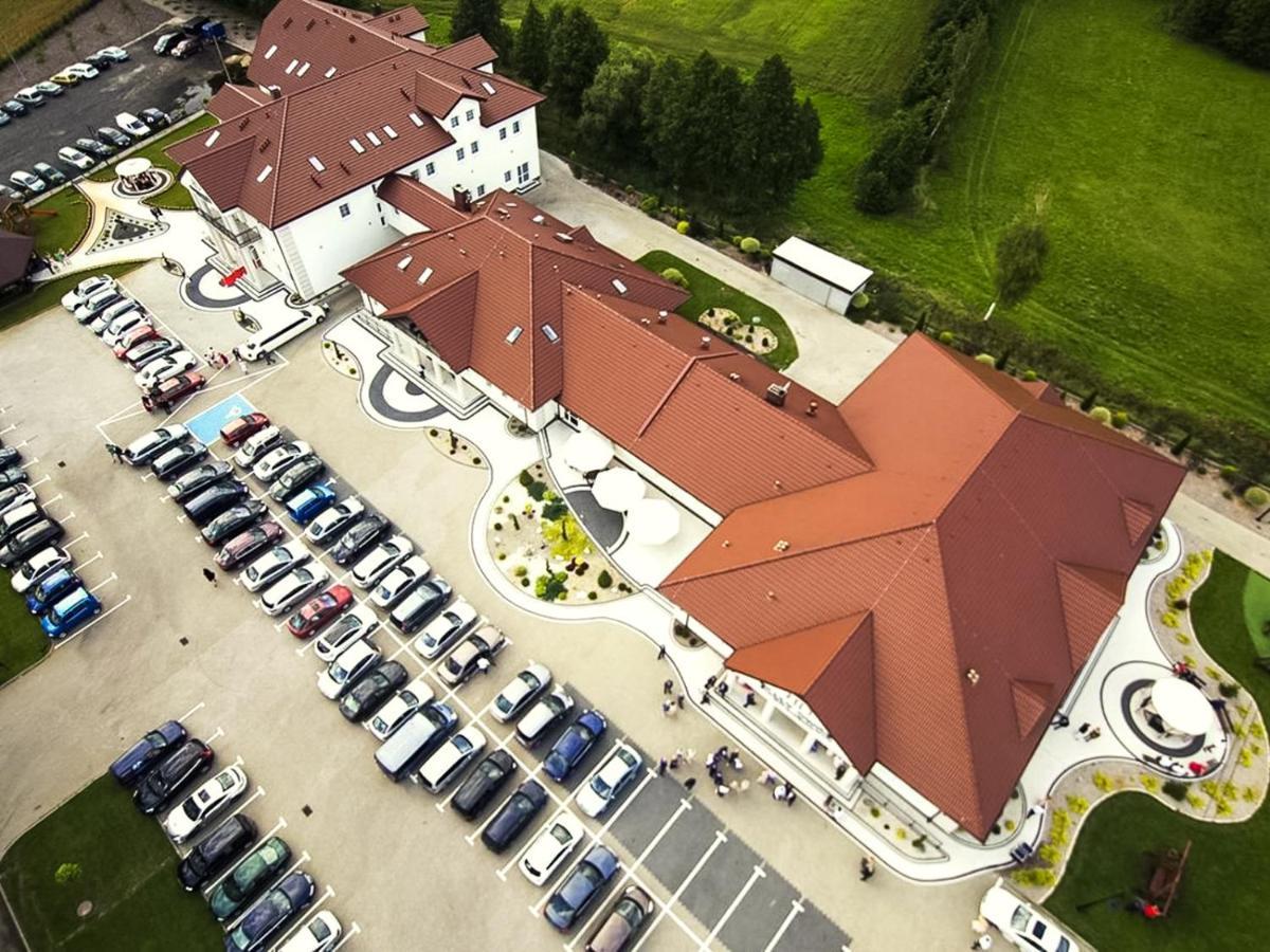 Bialy Dwor Bed & Breakfast Rychwal Bagian luar foto