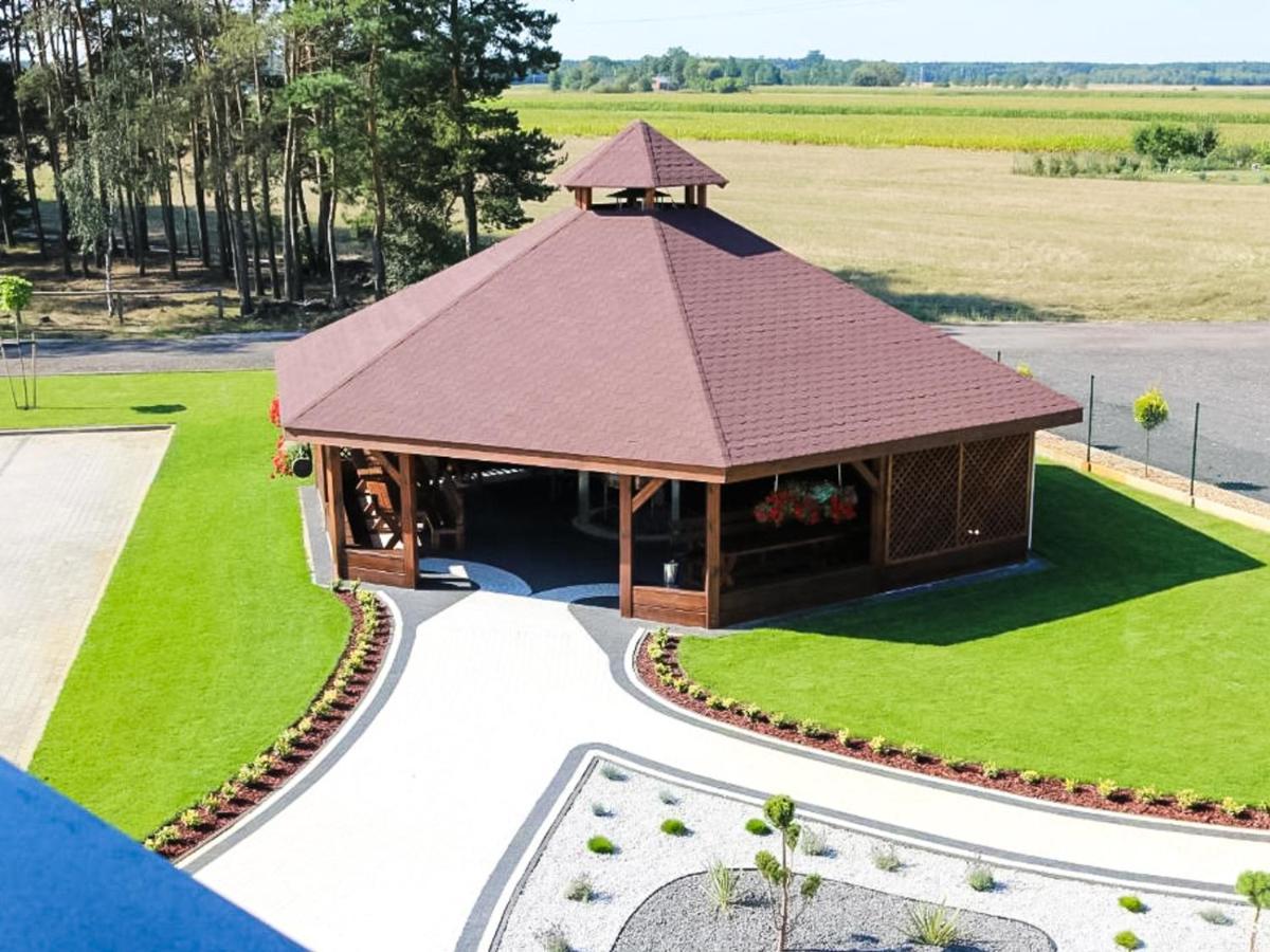 Bialy Dwor Bed & Breakfast Rychwal Bagian luar foto
