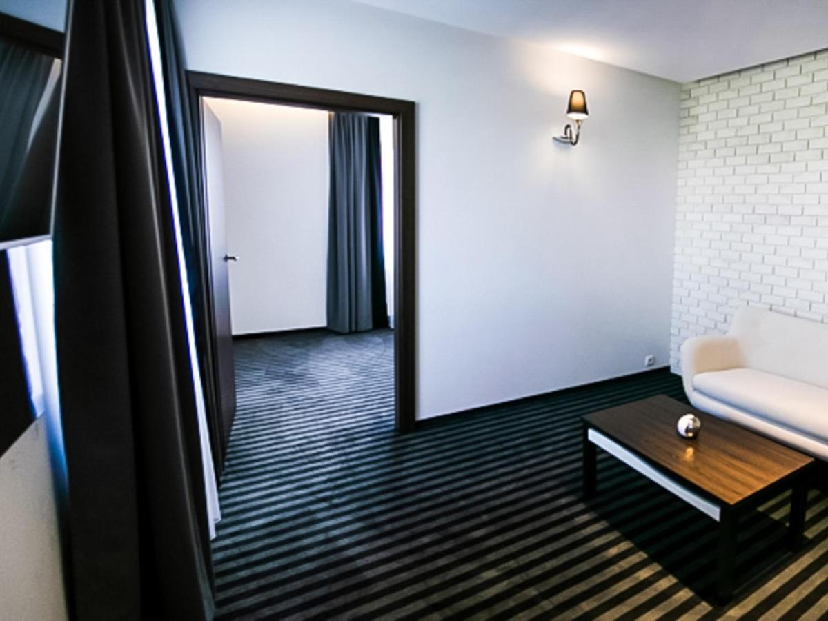 Bialy Dwor Bed & Breakfast Rychwal Bagian luar foto