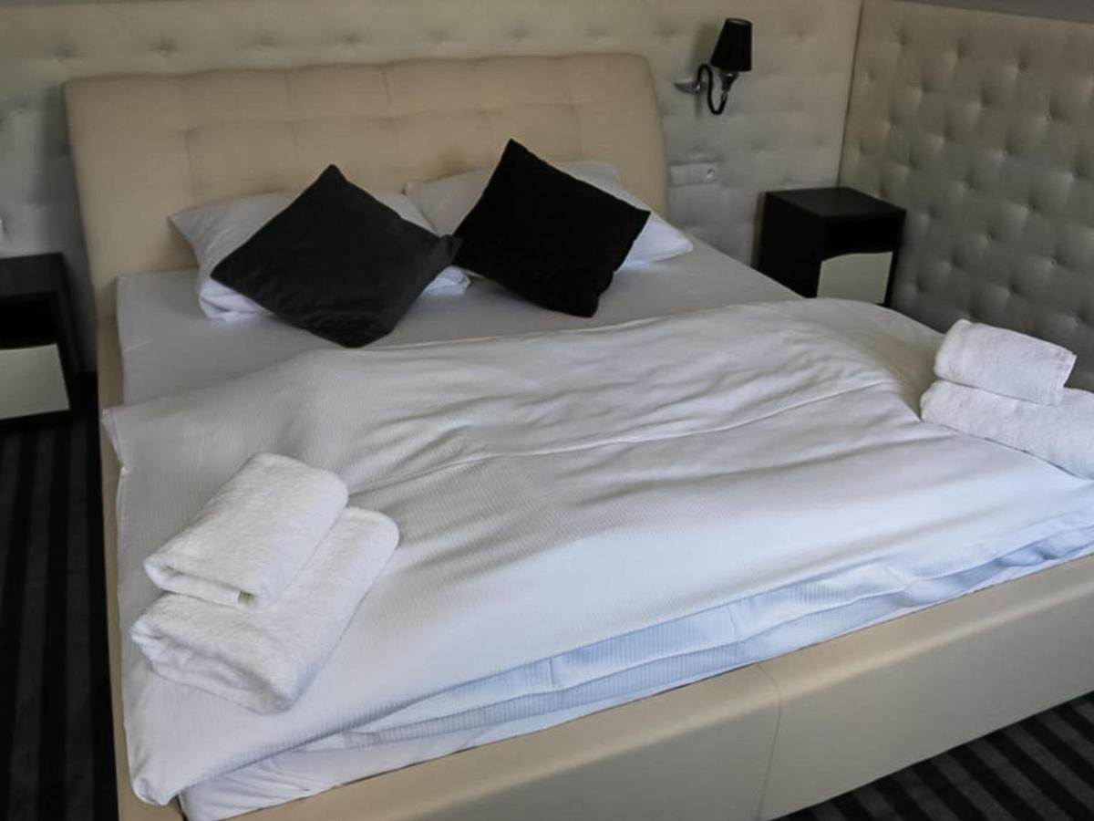 Bialy Dwor Bed & Breakfast Rychwal Bagian luar foto