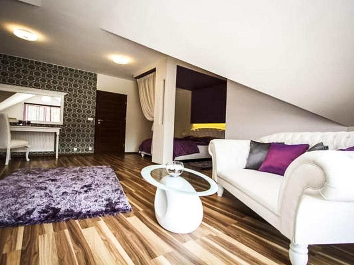 Bialy Dwor Bed & Breakfast Rychwal Bagian luar foto