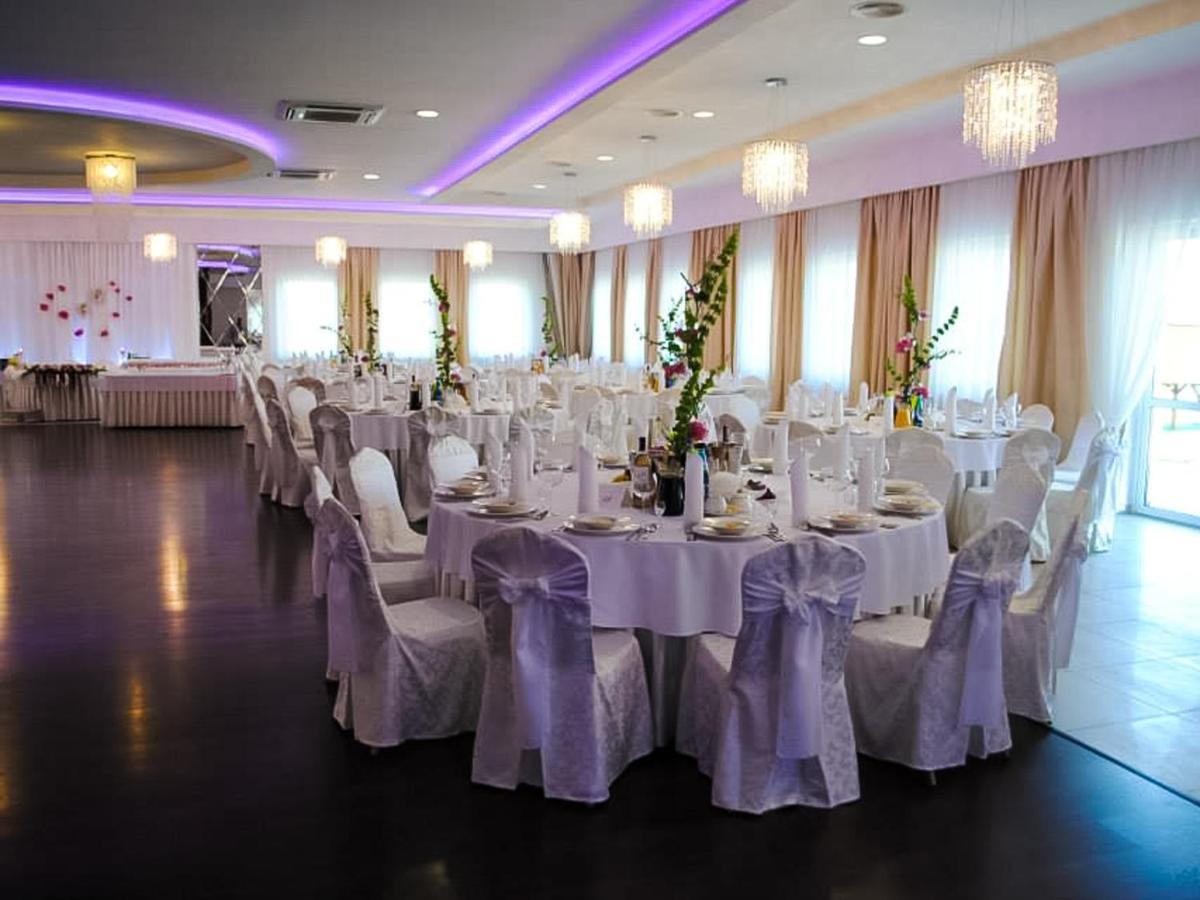 Bialy Dwor Bed & Breakfast Rychwal Bagian luar foto