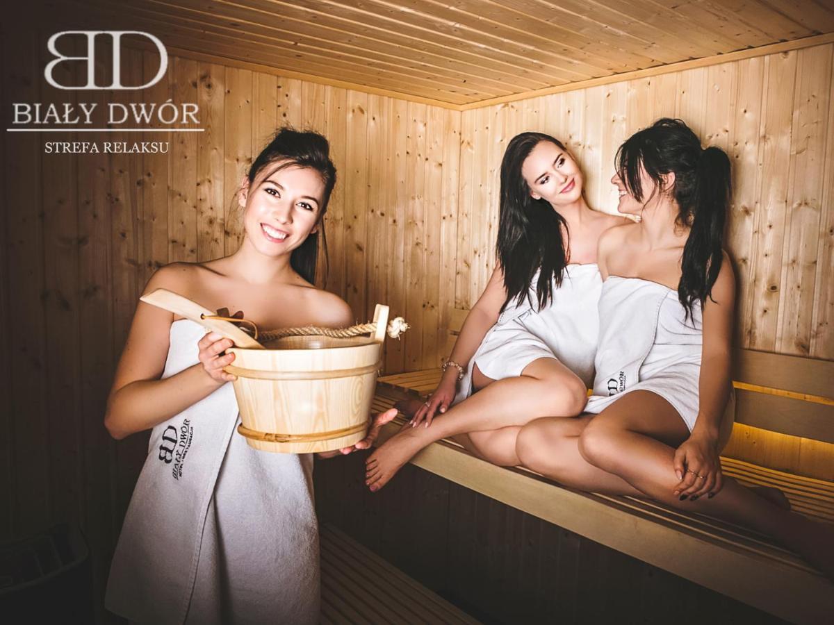 Bialy Dwor Bed & Breakfast Rychwal Bagian luar foto