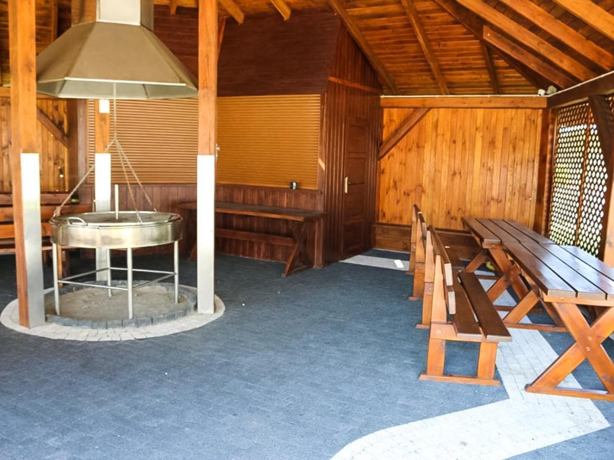Bialy Dwor Bed & Breakfast Rychwal Bagian luar foto