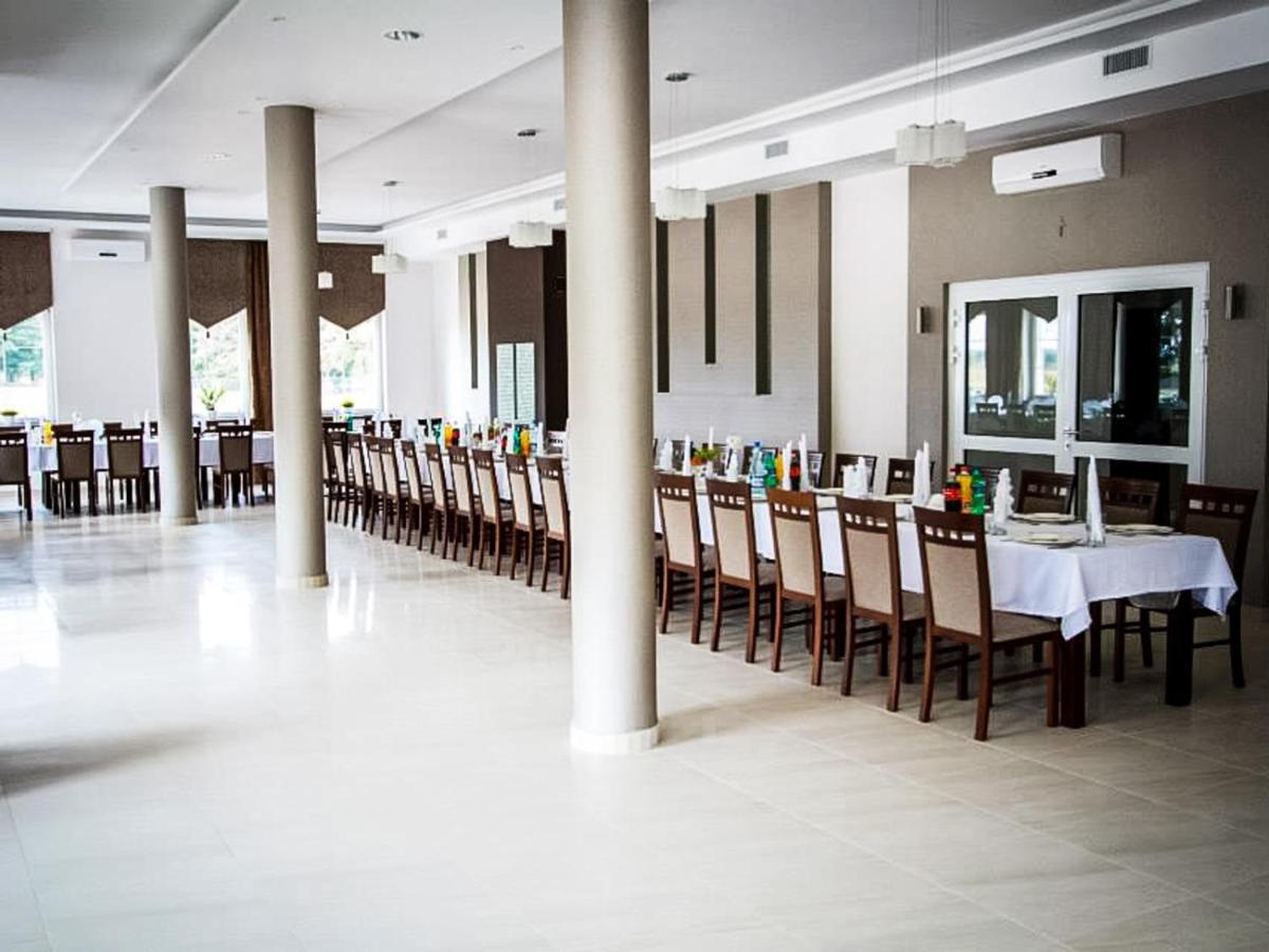 Bialy Dwor Bed & Breakfast Rychwal Bagian luar foto